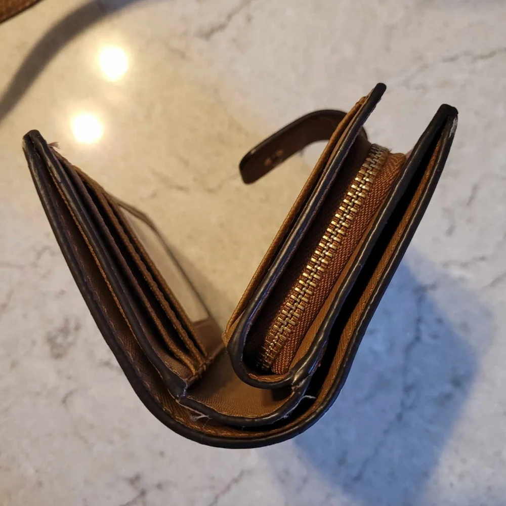 $75EMT Michael Kors vanilla bifold compact, signature logo wallet. EUC - Picture 10 of 13